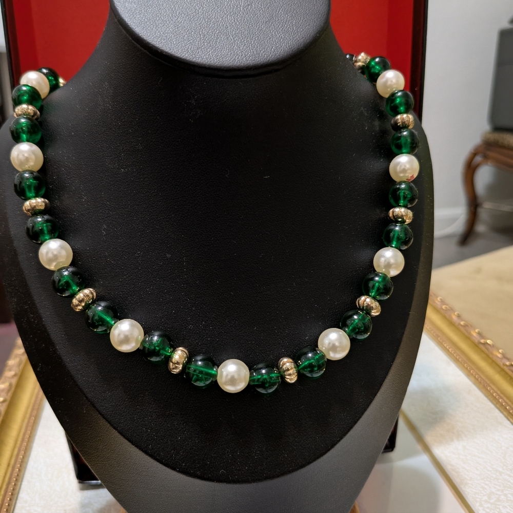 Formal green and pearl necklace with gold trim 18 in long gorgeous formal. - Picture 2 of 7